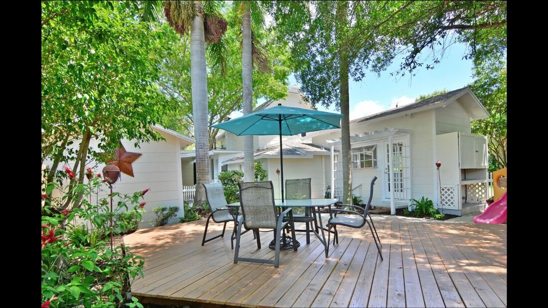 Ground level patio and outdoor dining set