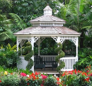 Pergola vs. Gazebo: Which One's Right for Your Backyard?