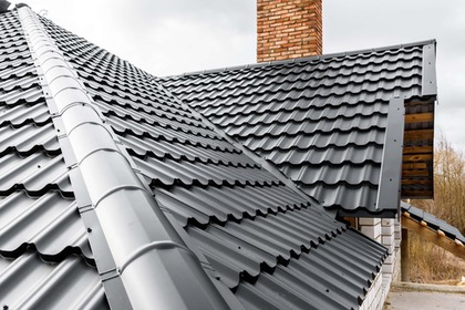 The Great Roofing Debate: Shingles vs. Metal Roofs for Florida Homes